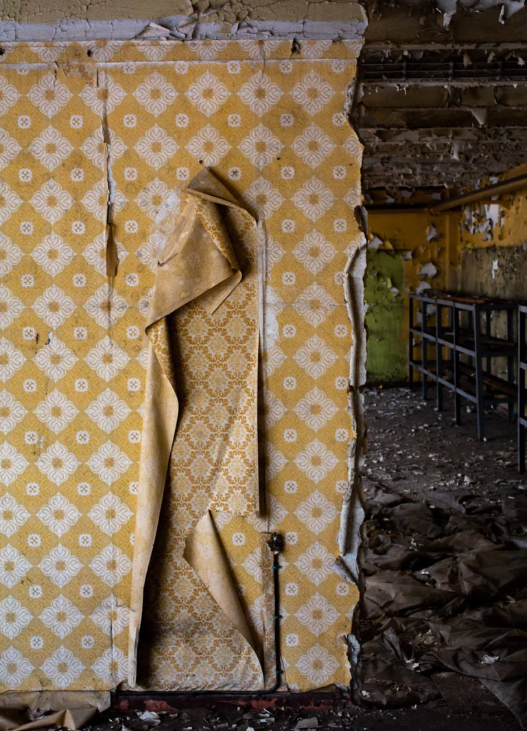 Detailaufnahme eines alten, verfallenen Gebäudes mit abgeblätterter Wandfarbe, fotografiert von Femke_Rottschäfer.