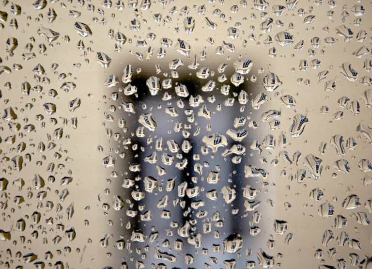 Wassertropfen am Fenster bei Isabel Metzenthin Fotografie