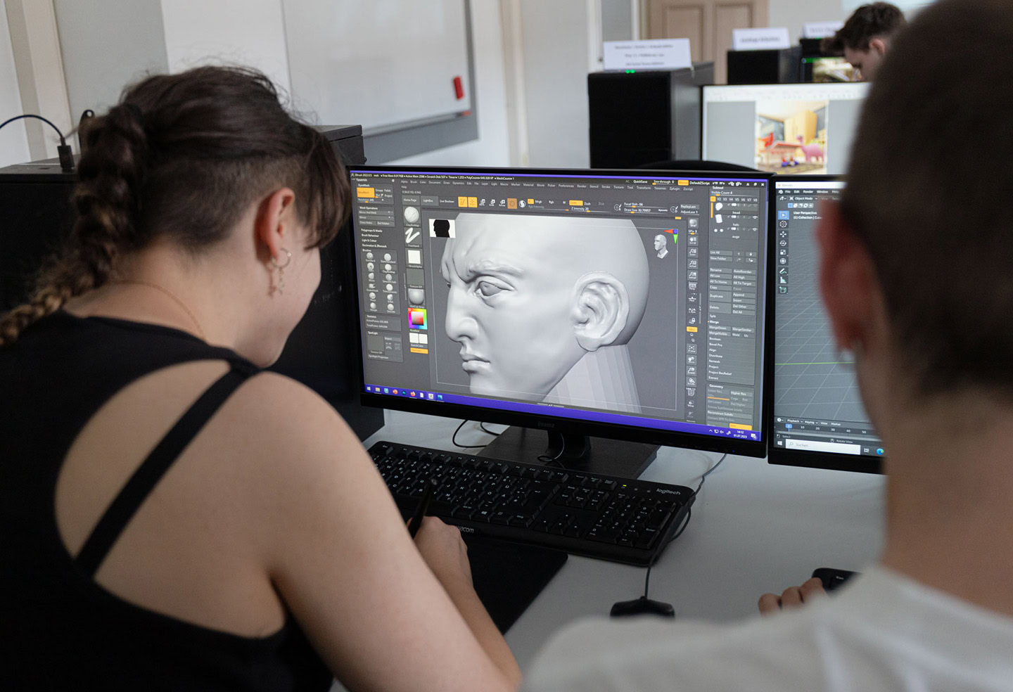 Schülerin der Ausbildung 3D/Animation in der BEST-Sabel Designschule. 3D Modeling ist eines der Inhalte der Ausbildung.