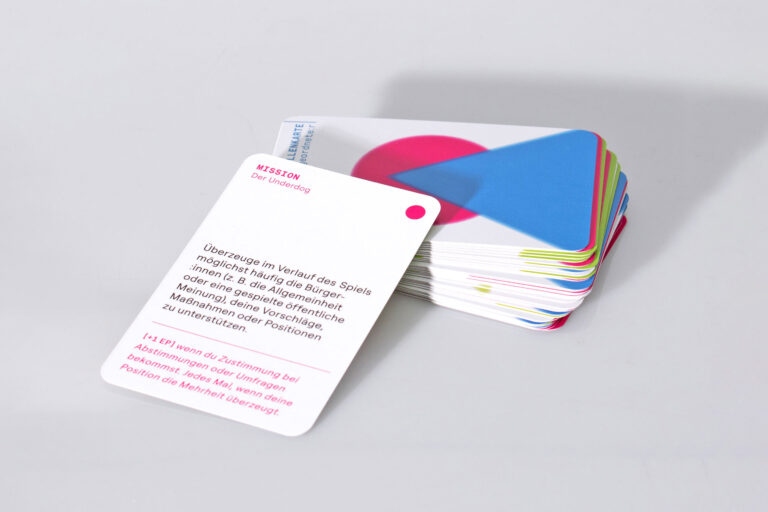 BNE-Award 2025 Designschule Berlin Produkt-Mockup Detailansicht Spielkarte für Politisches Kartenspiel