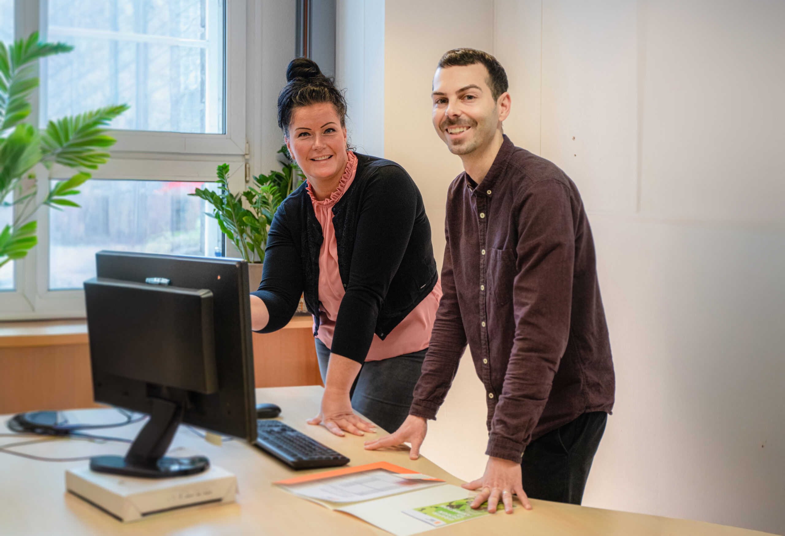 Zwei Mitarbeitende der Bildungsberatung in Berlin unterstützen bei Ausbildung, Bewerbungsunterlagen und Vertragsfragen persönlich im Büro